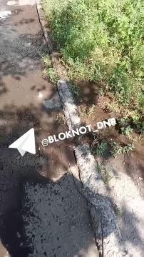 Вода моет асфальт вторую подачу на проспекте Киевский в Донецке