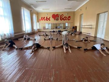 Секреты танца открыты!. В рамках проекта «Дворовые практики» педагог «ГДДЮТ им. В. Г. Джарты» Нинель Владимировна Грибовская раскрыла ребятам «Тайны выворотности» Как сделать стопу красивой? Где искать «балетный шаг» и...