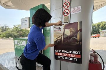 Активисты МГЕР разместили в Донецке плакаты в поддержку водителей бензовозов