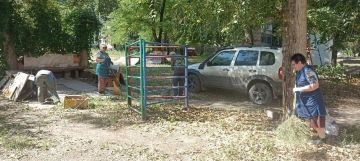 Сотрудники участка № 5 Донецкого филиала Единого регионального фонда управления МКД продолжают выполнять работы по благоустройству и приведению в порядок улиц нашего района