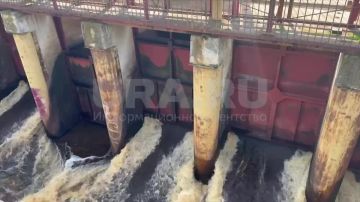 Прорыв дамбы в Свердловской области: наводнение разрушило мост