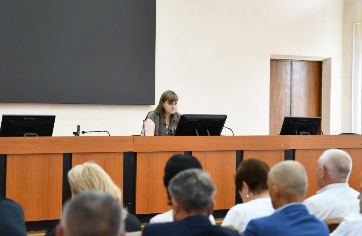 Сегодня провела расширенное аппаратное совещание, в котором участвовали руководители структурных подразделений, районных управ, коммунальных предприятий, а также другие организации и службы