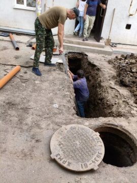 В Енакиево обновляют козырьки: сделано 23 дома, в планах — еще 64