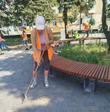 Коммунальщики Снежного продолжают благоустраивать территории общего пользования