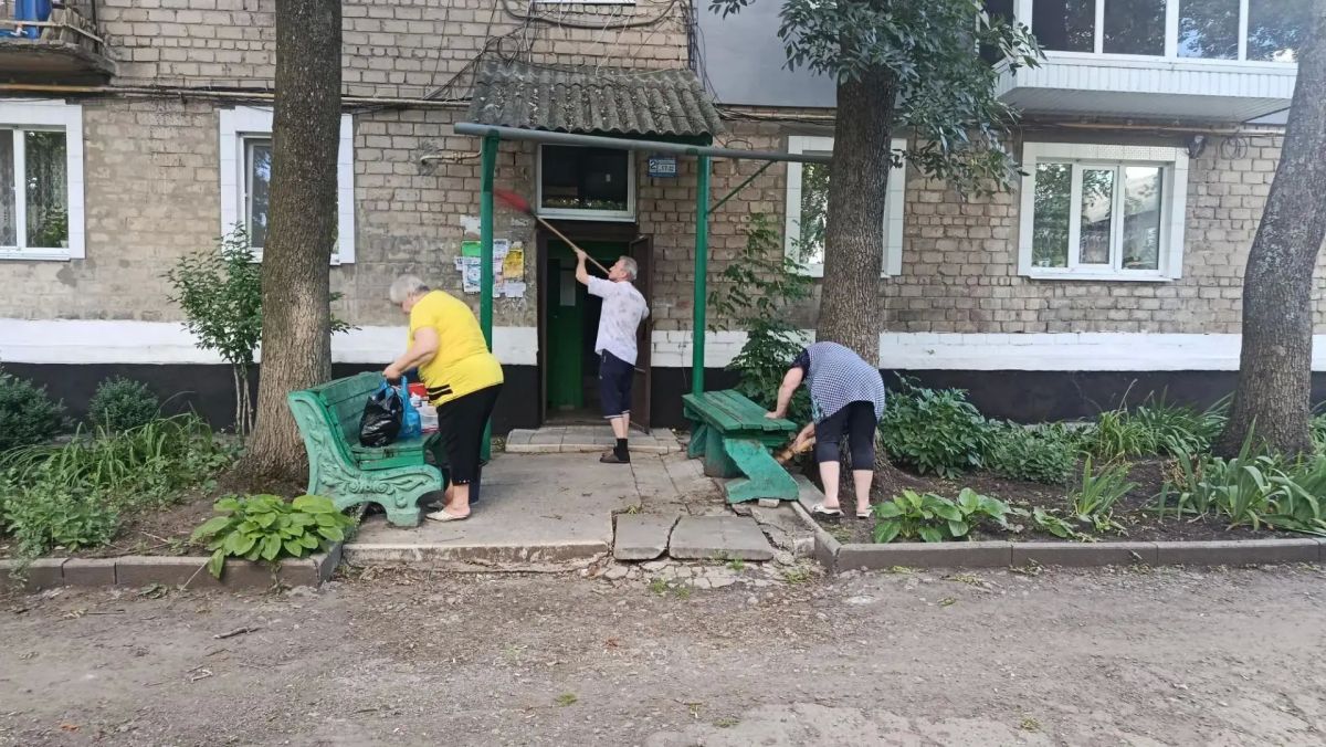 Активисты первичных отделений№ 551 и № 554Единой России решили взять кисти в руки и сделать уютнее двор дома по улице Кулабухова Советского внутригородского района городского округа Макеевка