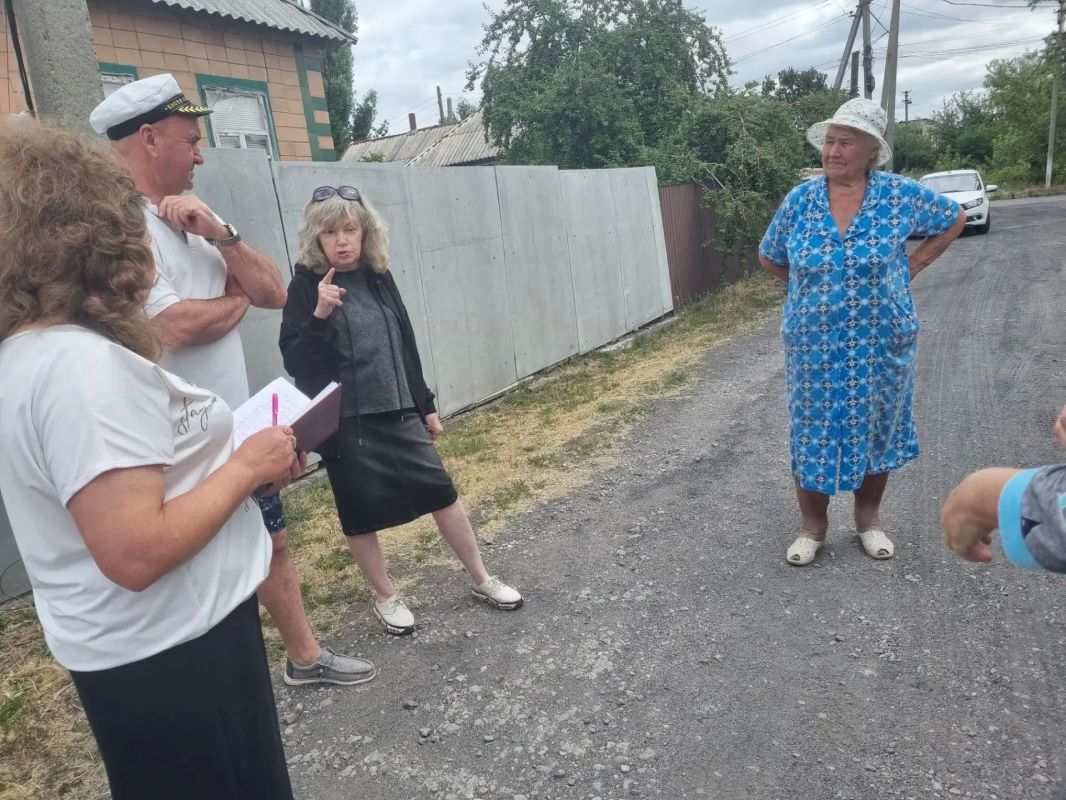 Заместитель главы муниципального образования городского округа Харцызск Юлия Михайленко провела встречу с жителями села Золотаревка по улице Садовая