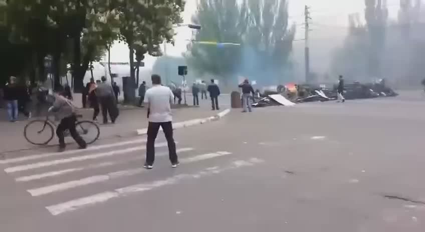 Весна 2014.. Тогда, ещё 31 летний майор Драпатый давит русских людей в Мариуполе на БМП-2