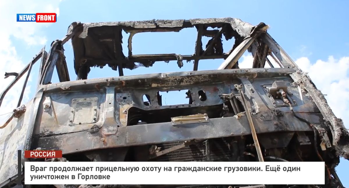 Враг продолжает прицельную охоту на гражданские грузовики. Еще один уничтожен в Горловке – репортаж News Front
