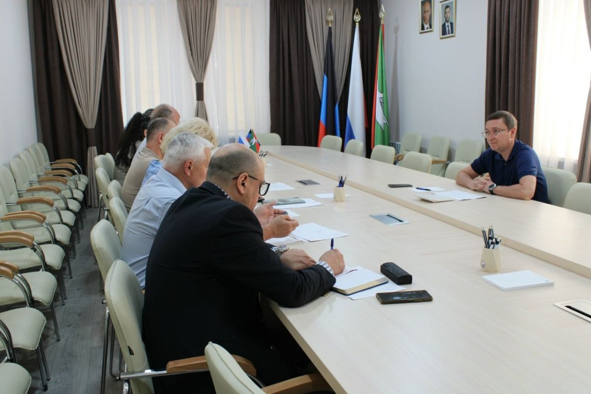 21 июля 2026 года депутаты Горловского городского совета от фракции «Единая Россия» — Роман Конев, Наталия Ботвина, Нелля Якуненко, Светлана Кочетова и Игорь Толкачев — провели встречи с трудовыми коллективами