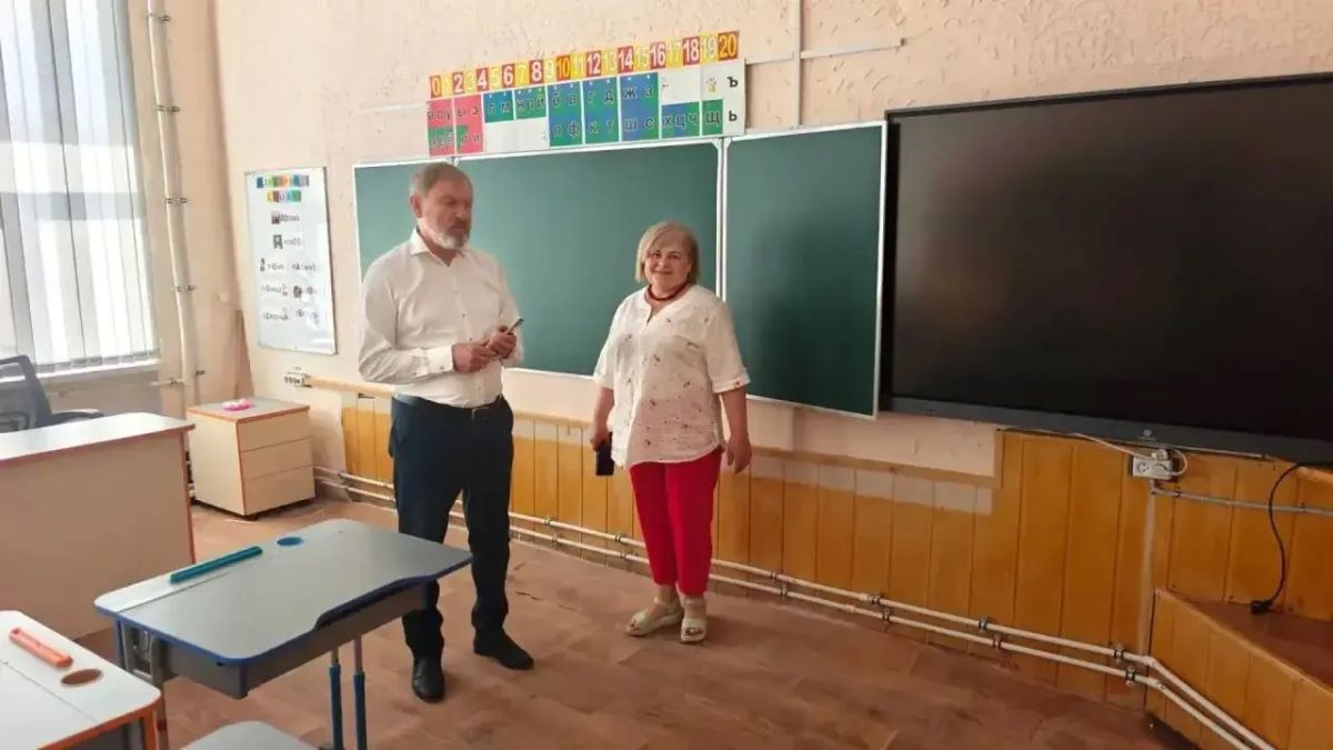 Успеть до первого звонка: глава Мангушского округа проверил готовность школ
