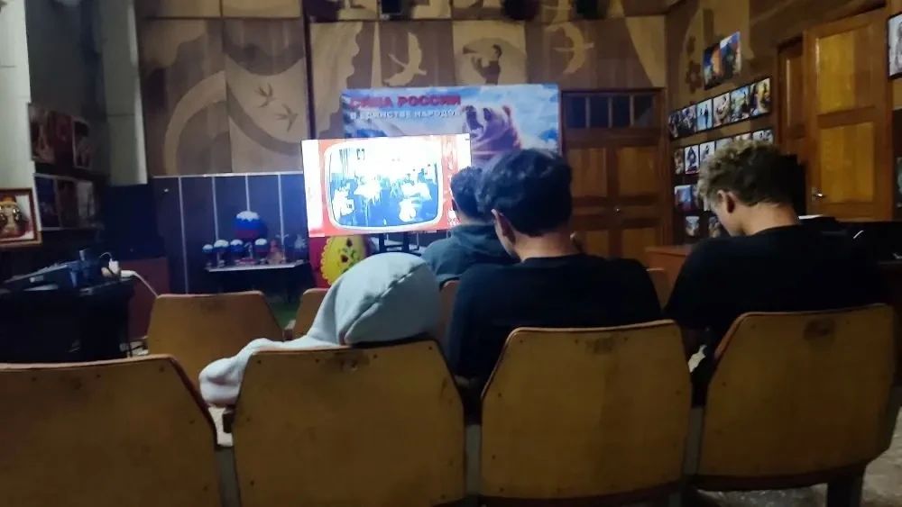 В Камышеватском сельском Доме культуры, в рамках проекта «Здоровое будущее» состоялся показ документального фильма, посвященный профилактике алкогольной зависимости среди молодежи