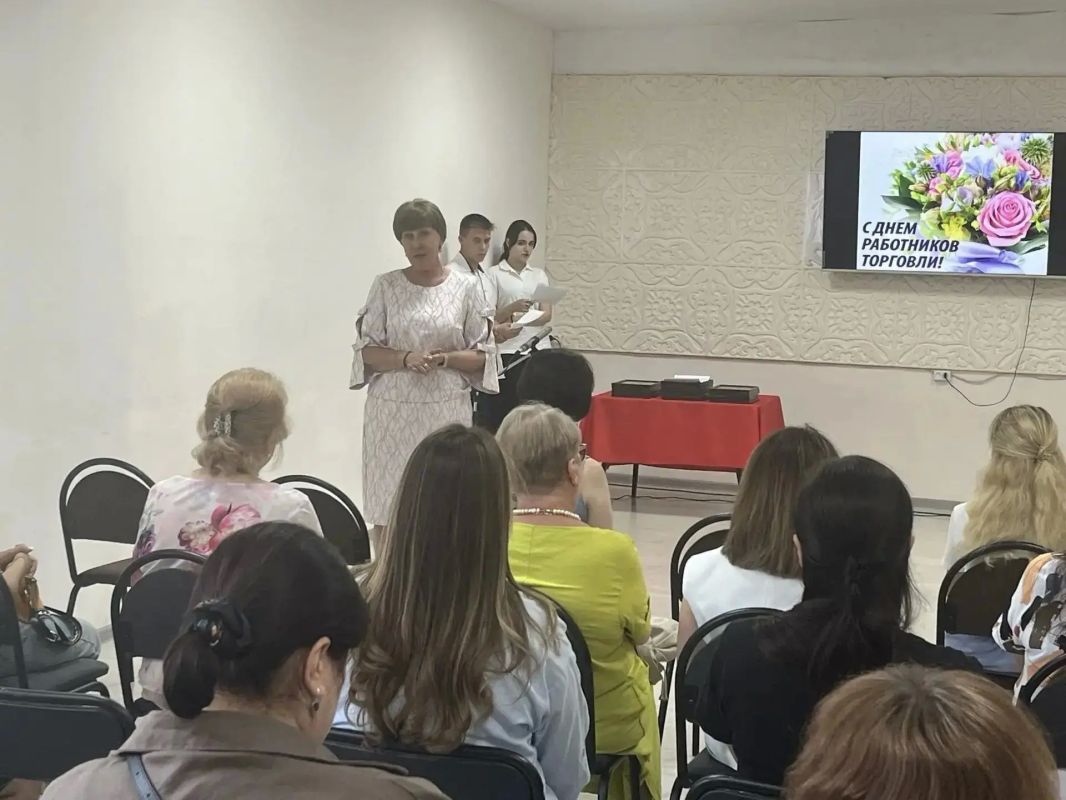Елена Рязанцева: В преддверии профессионального праздника – Дня работника торговли и в рамках проекта «Выбирай свое», совместно с депутатом Донецкого городского совета Илоной Немсадзе встретилась с представителями малого и...