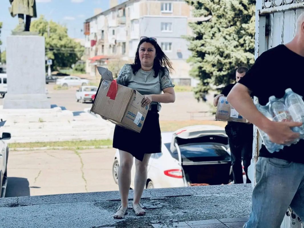 Депутаты Народного Совета Марина Каплянок, Денис Островский, Дмитрий Дикий, Евгений Белашев и Юрий Афендиков передали гуманитарную помощь социально незащищенным категориям граждан, а также жителям пункта временного размещения
