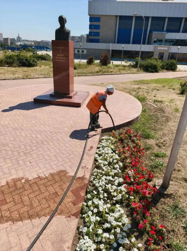 Сотрудники «Уютного города» продолжают благоустраивать территории всех районов Мариуполя