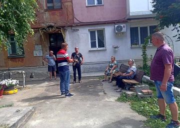 Иван Адамец: В рамках проекта «Управдом» во встрече, прошедшей возле многоквартирного дома № 113 на улице Энгельса принял участие начальник отдела благоустройства и ЖКХ Управы Куйбышевского района Владимир Колодин