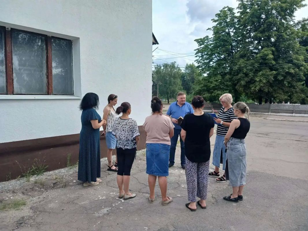 Игорь Мартынов: Встречи с населением. 22 июля заместитель главы администрации муниципального образования городского округа Енакиево Игорь Витрук провел выездную встречу с населением на подведомственной территории по адресу:...