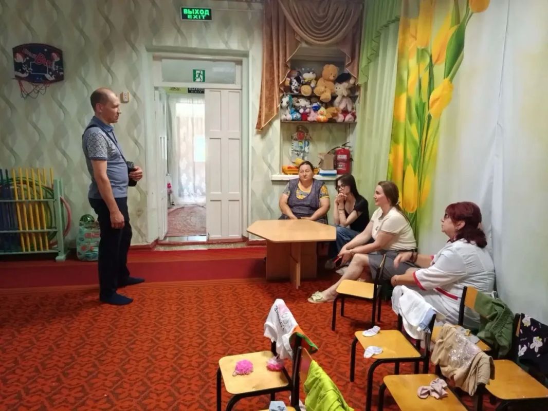 Депутат Макеевского городского совета Андрей Гречун провел встречу с населением на подведомственной территории по адресу: г. Макеевка, пгт. Свердлово, ул. Горького, 16