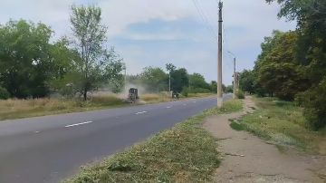 Сегодня, 23 июля, с целью приведения территории в надлежащее санитарное состояние в Кировском внутригородском районе города Макеевки силами МУП АГМ «Перспектива» ведутся работы по покосу сорных и карантинных трав вдоль...