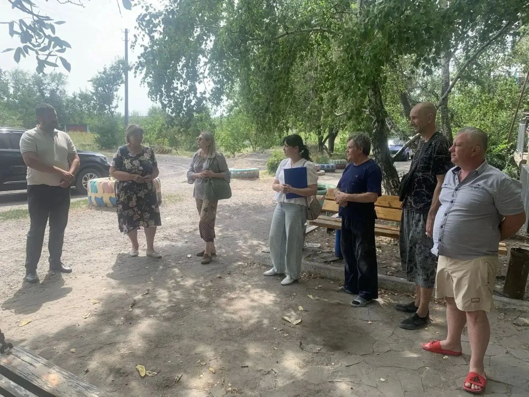 23 июля заместитель главы администрации городского округа Торез Александр Люлькович провел встречу с населением по ул. Кирова, д. 6