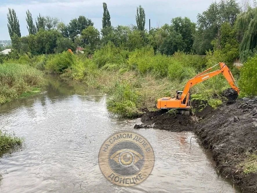 В ДНР расчищают русла рек экскаватор