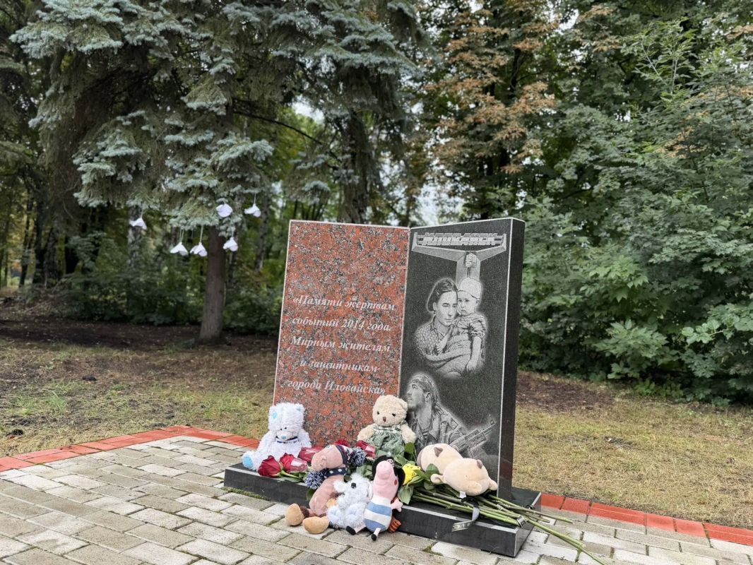 Денис Зубов: 24 июля в Парке культуры и отдыха г. Иловайска у "Памятника погибшим детям Донбасса" состоялось возложение цветов в память о погибших детях Донбасса