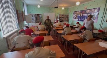 Письмо солдату!. В рамках работы Шахтерского Дома Юнармии, воспитанники Центра юнармейской подготовки, юнармейцы Шахтерского местного отделения РО ВВПОД "ЮНАРМИЯ" ДНР "МГЮ", написали письма солдатам защищающим Россию на...