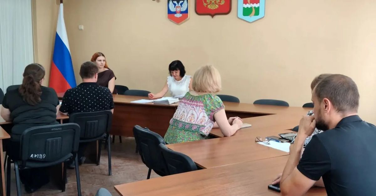 В администрации Амвросиевского муниципального округа состоялось заседание комиссии по установлению мер социальной поддержки под председательством Елены Крюковой