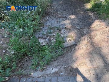 Год без тротуара: в Донецке на Набережной после работ оставили яму