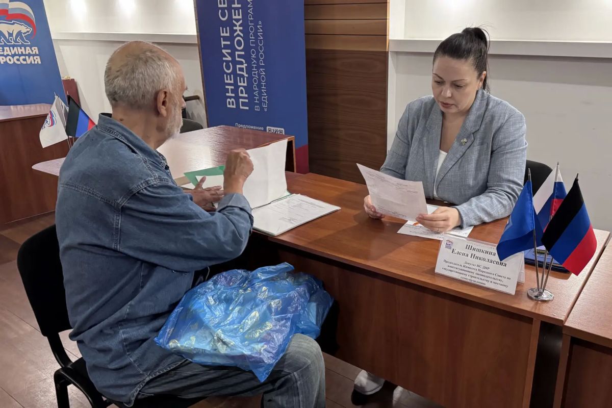 От соцвопросов до предвыборной кампании: Елена Шишкина провела приём жителей ДНР