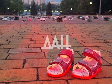 В Донецке выставили 256 пар обуви — по количеству погибших детей от ударов ВСУ