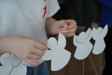 В Горловке дети из ПВР и соццентра создали 257 ангелов памяти для городского музея