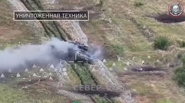Бронетранспортер БТР-4 ВСУ погиб на линии собственных полевых укреплений под ударами российских FPV-дронов при попытке прорваться в направлении Васютинского на Краматорском направлении в ДНР