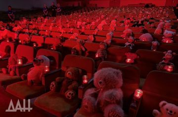 Игрушки вместо зрителей: в разрушенной «Юности» почтили память детей Донбасса