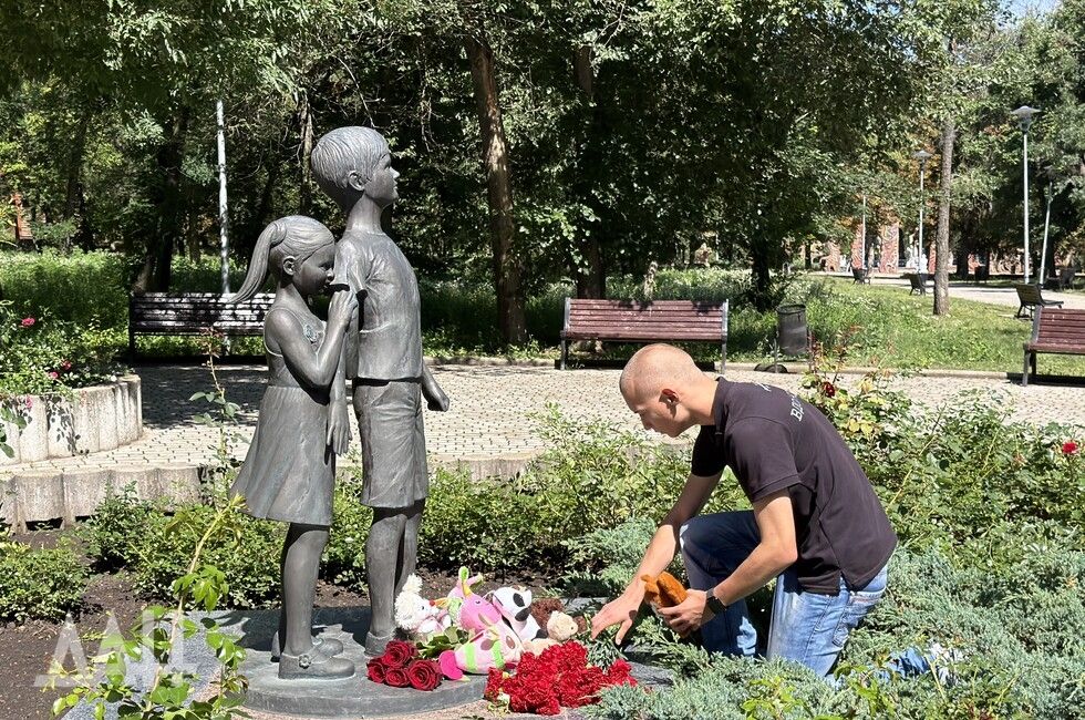 ФОТО: В Донецке почтили память погибших детей региона