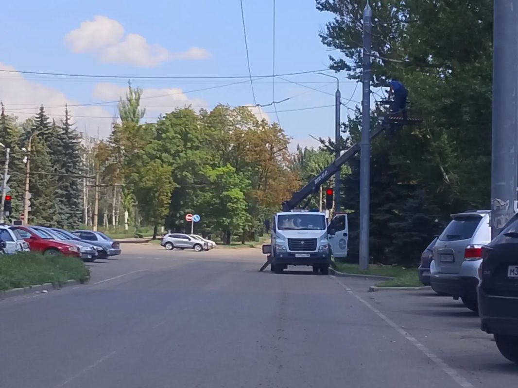 Сегодня, 27 июля, с целью обеспечения безопасности движения пешеходов и автотранспорта в темное время суток силами МУП АГМ «Перспектива» ведутся работы по восстановлению поврежденной линии наружного освещения по ул. 50 лет...