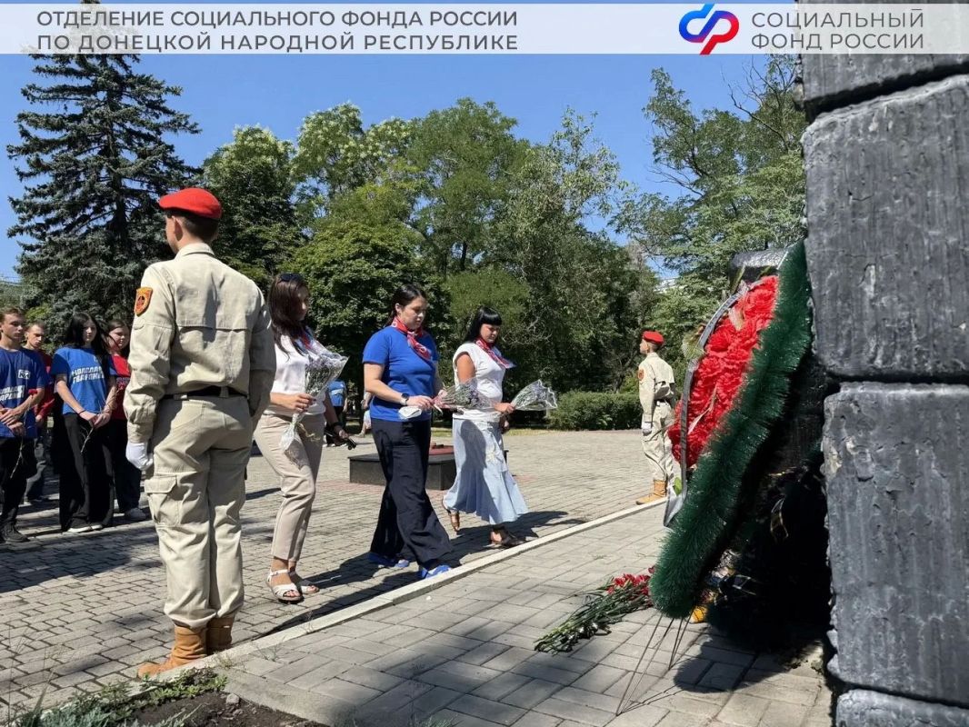 Сегодня, в День памяти детей-жертв войны в Донбассе, сотрудники клиентской службы Отделения Социального фонда России по Донецкой Народной Республике в Жовтневом районе Мариуполя почтили память погибших детей