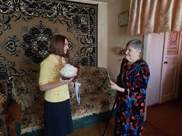 В Снежном чествовали долгожительницу