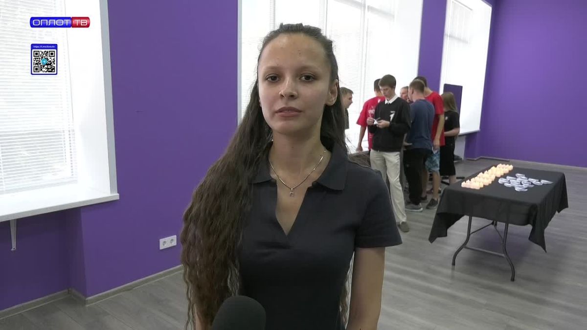 Акция «Помним». В Торезском филиале «Центра развития молодежных инициатив Республики» прошла акция «Помним», посвященная Дню памяти детей – жертв войны в Донбассе