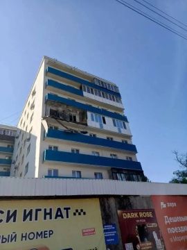 ВСУ ударили дроном по жилой многоэтажке в Мариуполе этой ночью