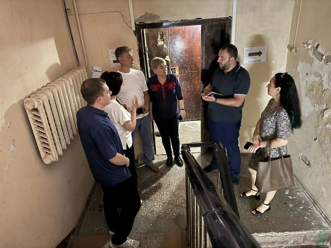 Сегодня, 27.07.2026, заместитель руководителя Управы Александр Поддубный, главный инженер участка №3 Ленинского района Донецкого филиала ЕРФ по управлению МКД Елена Титова встретились с жителями района
