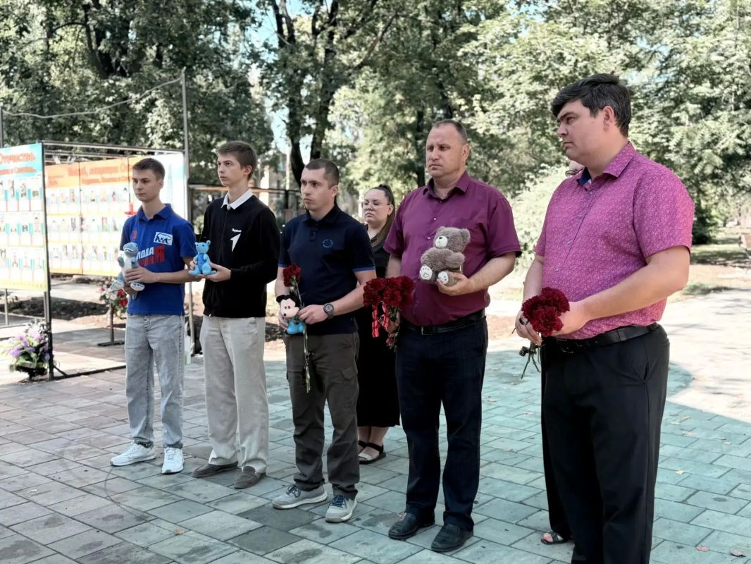 Торез склоняет голову: Чтобы помнили
