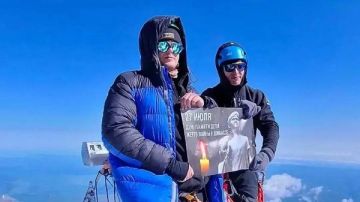Двое жителей Горловки водрузили на Эльбрусе знак в честь Ангелов Донбасса