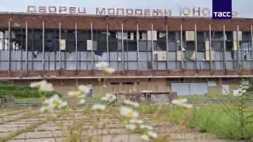 Мемориальная акция ко Дню памяти детей-жертв войны в Донбассе прошла в разбитом ВСУ донецком дворце молодежи "Юность", передает корреспондент ТАСС