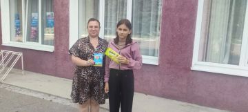 Сотрудники МБУ «Дебальцевский центр культуры и досуга» наградили победительницу викторины, приуроченной ко Дню крещения Руси, — Алину Макееву
