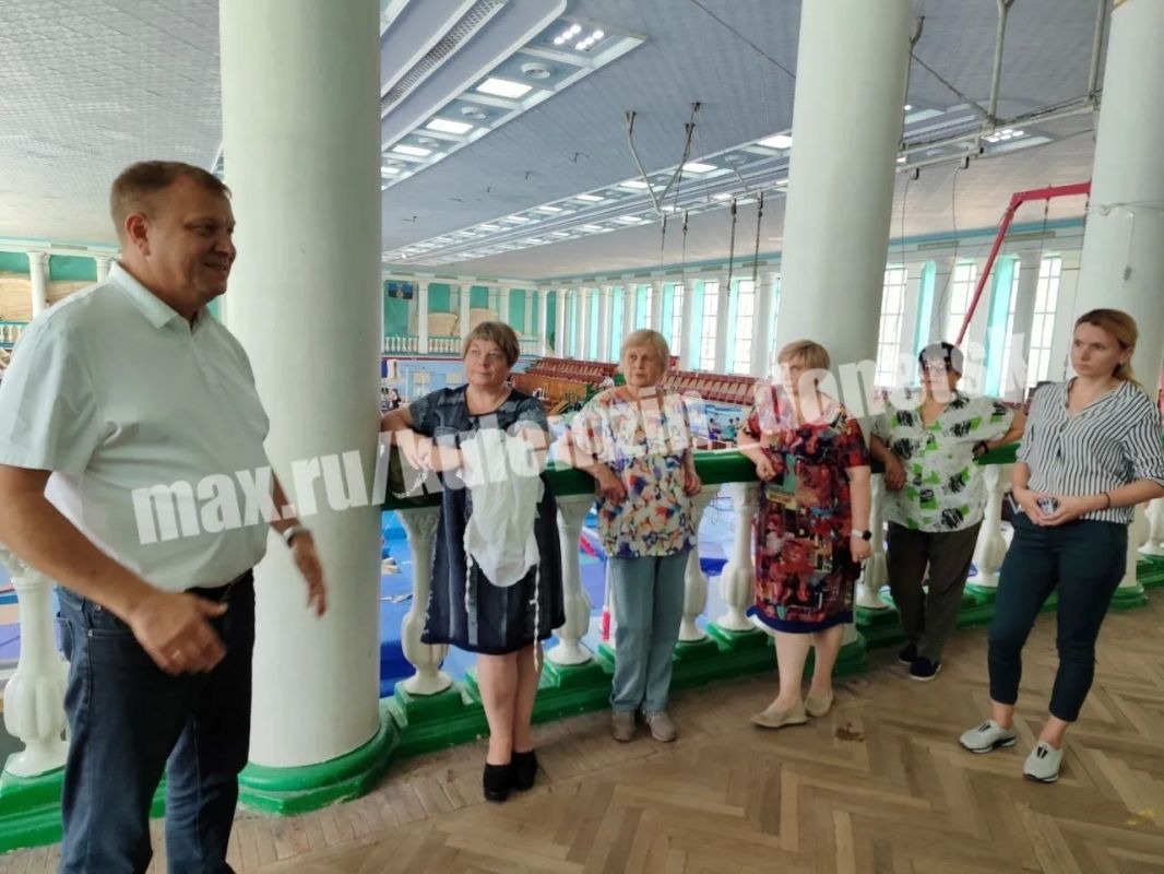 Сегодня в Ворошиловском районе состоялась встреча заместителя главы администрации г. о. Донецк с трудовым коллективом и спортсменами Дворца спорта «Шахтер»