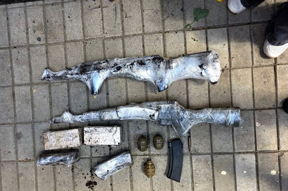 АК вместо картошки: дончанка закопала в огороде крупный схрон оружия