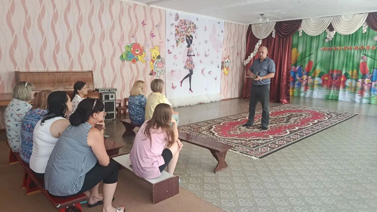 Сегодня, 29 июля, руководитель Управы Советского внутригородского района Сергей Савельев провел встречу с трудовым коллективом детского сада № 20