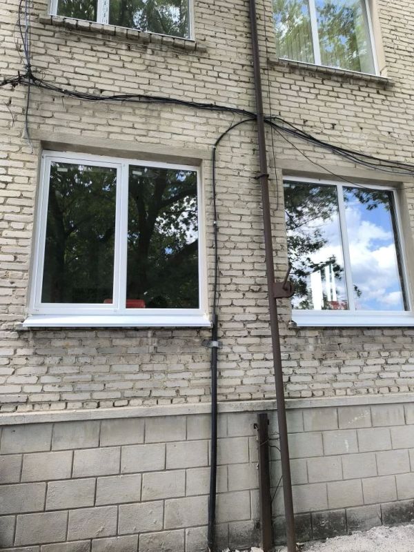 Благодаря поддержке ноябрян в зданиях администраций Ольгинки и Новотроицкого установили новые окна