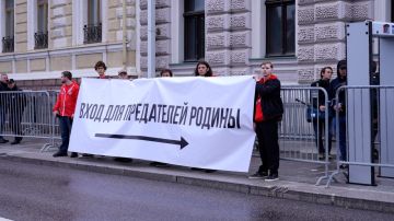 В Москве элиты выпили за здравие короля Британии, чьё оружие убивает мирных россиян