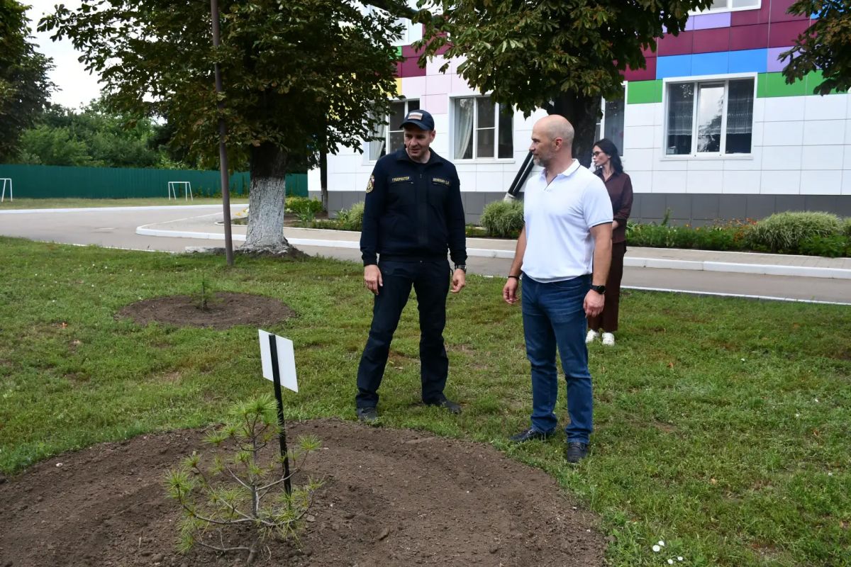 Губернатор Хабаровского края Дмитрий Демешин во время рабочей поездки в Дебальцево по доброй традиции заглянул в гости к ребятам из детского сада «Звездочка»